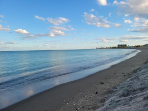 WALKING DISTANCE FROM THE BEACH